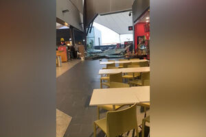 Portas de vidro de Centro Comercial Évora Plaza destruídas pelo mau tempo