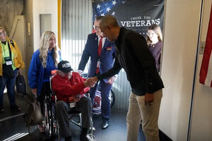 “Estamos muito gratos”: Obama surpreende dezenas de veteranos de guerra 