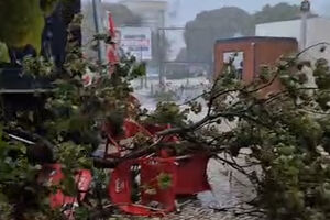 Cadeiras de esplanada derrubadas e ramos de árvores no chão: os efeitos do mau tempo em Olhão