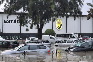 Faro enfrenta inundações; carros submersos perto do estádio