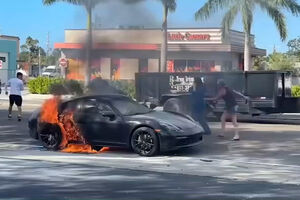 Bombeiros da Flórida resgatam homem preso no interior de carro em chamas 