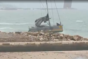 Duas pessoas resgatadas após naufrágio de veleiro em Algés