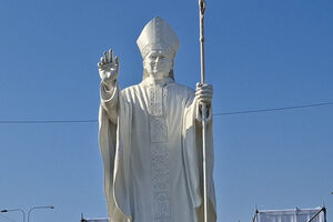 Católicos peruanos erguem estátua em homenagem ao Papa Leão XIV 