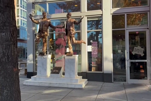 Estátua de Trump e Epstein de mãos dadas reaparece após revelação de emails comprometedores   