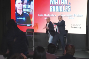 Rubiales atacado com ovos durante apresentação de um livro: teve de ser agarrado para não responder