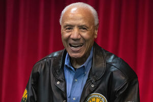 Lenny Wilkens, lenda da NBA e Hall of Fame, faleceu aos 88 anos em Medina, Washington