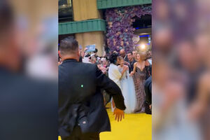 O momento em que Ariana Grande é atacada por fã na estreia de ‘Wicked - Pelo Bem’ em Singapura