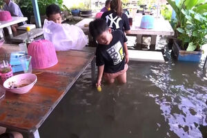 Restaurante na Tailândia sofre inundação e contratempo transforma-o num sucesso 