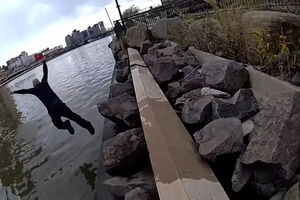 Polícia lança-se à água para salvar mulher que se afogava no rio em Nova Iorque  