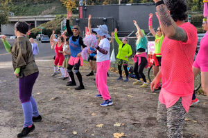 Manifestantes protestam contra o ICE com aula de aeróbica inspirada nos anos 80  