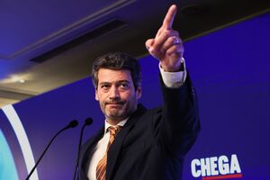 O Chega, liderado por André Ventura, defende regras para imigrantes e "remigração"