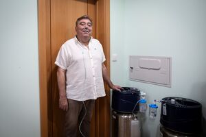 Carlos Antunes junto dos dois reservatórios de oxigénio líquido que tem em casa