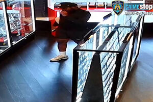 Homem procurado por roubar 8 mil euros em cartas colecionáveis de basebol e Pokémon em Nova Iorque 