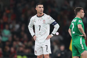 Cristiano Ronaldo em campo durante jogo de futebol