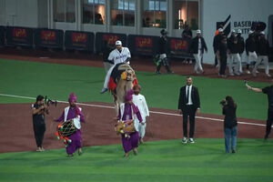 Liga de beisebol no Dubai começa com novas regras... e camelos 