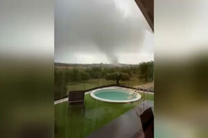 Imagens mostram passagem de tornado em Albufeira