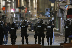 Ameaça de bomba na redação da BFMTV, em França, interrompe emissão e leva à evacuação do edifício