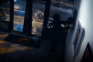 Novas imagens mostram roubo de réplica autografada de obra de Banksy em 2024   