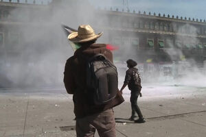 Polícia dispara gás lacrimogéneo a jovens que marchavam contra a presidente Sheinbaum na Cidade do México