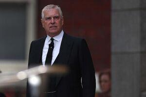 O príncipe André surge num evento formal com fato e gravata pretos