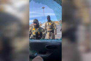 Polícia parte vidros de carro durante operação anti-imigração na Carolina do Norte 