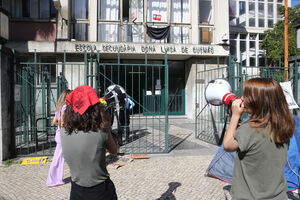 Estudantes da Greve Climática Estudantil protestam pelo fim dos combustíveis fósseis nas escolas