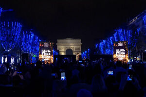 Luzes de Natal já iluminam os Campos Elísios em Paris 