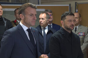 Zelensky e Macron visitam a sede da Coligação de Voluntários após assinarem declaração para a compra de caças 