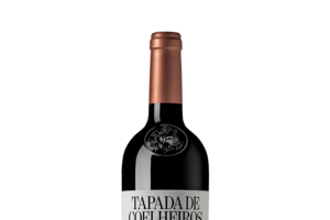 O vinho acompanha bem carnes vermelhas, pratos de caça e opções com cogumelos ou molhos intensos