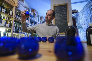 Primeiro agita-se, depois cheira-se e no fim, traga-se. Isto é uma prova de azeite, tal como o faz Edgardo Pacheco