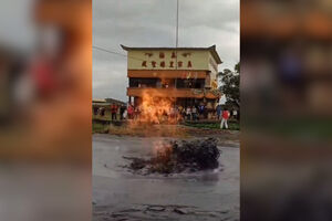 Vulcão de lama entra em erupção em Taiwan 