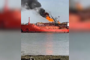 Navio ucraniano em chamas após ataques russos na fronteira com a Roménia  