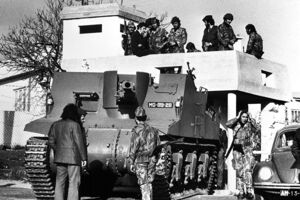 Um ano após o 25 de Abril, o País estava à beira de uma guerra civil. Novembro trouxe de volta intenções iniciais da Revolução dos Cravos