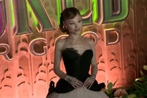 Ariana Grande pede que fotógrafos falem mais baixo durante estreia de filme ‘Wicked: For Good’