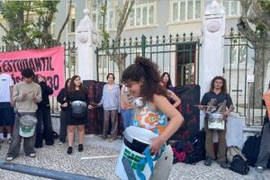 Estudantes do Liceu Camões protestam pelo fim dos combustíveis fósseis até 2030 em Lisboa