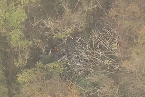 Imagens aéreas mostram chamas no local onde avião com três pessoas a bordo caiu no Japão. Não há sobreviventes  