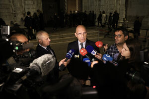 Pedro Passos Coelho discursa para jornalistas em Lisboa