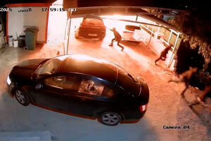 Imagens de videovigilância mostram israelitas a atacar aldeia palestiniana na Cisjordânia 