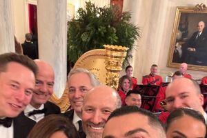 Cristiano Ronaldo com Elon Musk e Infantino na visita à Casa Branca