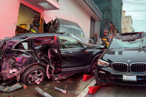 Carrinha choca contra prédio em São Francisco  