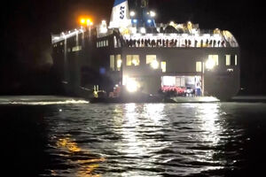 Ferry com 267 pessoas encalha na Coreia do Sul 