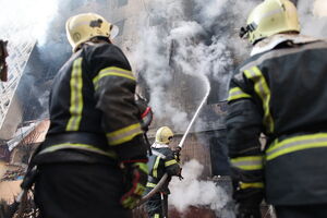 Bombeiros combatem incêndio