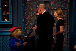 Príncipes de Gales encontram-se com o urso Paddington   