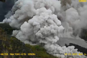 Vulcão Semeru na Indonésia volta a entrar em erupção  