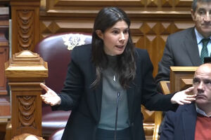 BE acusa Governo de priorizar descida dos impostos aos bancos em vez de aumentar subsídios aos portugueses 