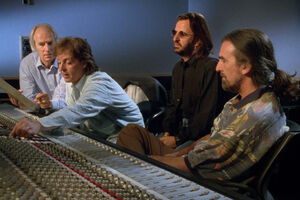 No nono episódio, inédito até hoje, temos acesso a imagens nunca reveladas de Paul McCartney, George Harrison e Ringo Starr