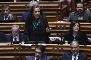 Parlamento português chumba propostas para aumentar subsídio de refeição no Estado em 2026