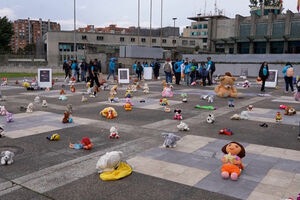 Brinquedos deixados em frente ao Ministério Público colombiano em protesto contra abusos sexuais de crianças 