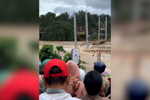 Imagens mostram o momento em que ponte colapsa e é arrastada pelas cheias no Vietname 