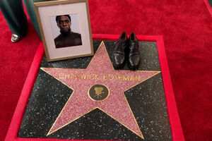 Ator Chadwick Boseman recebe estrela np Passeio da Fama de Hollywood  